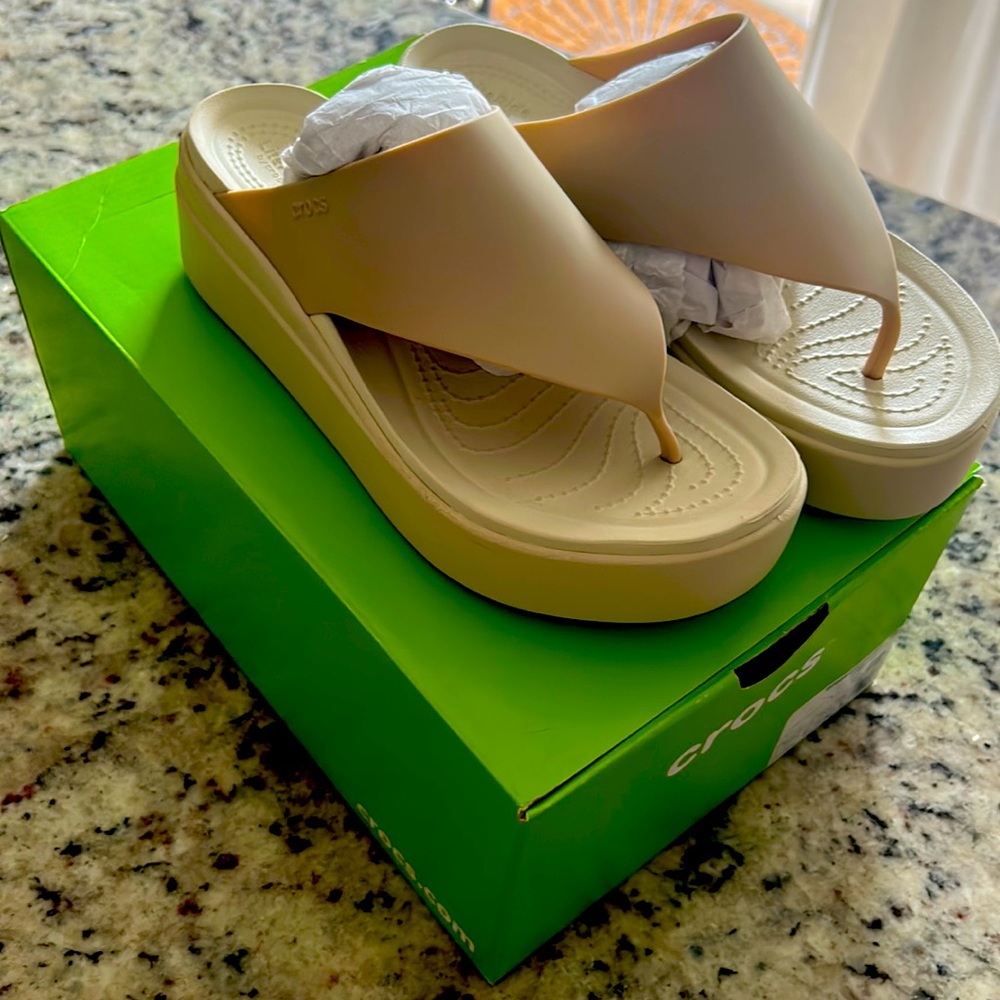 Crocs Brooklyn Metallic Flip Size 7